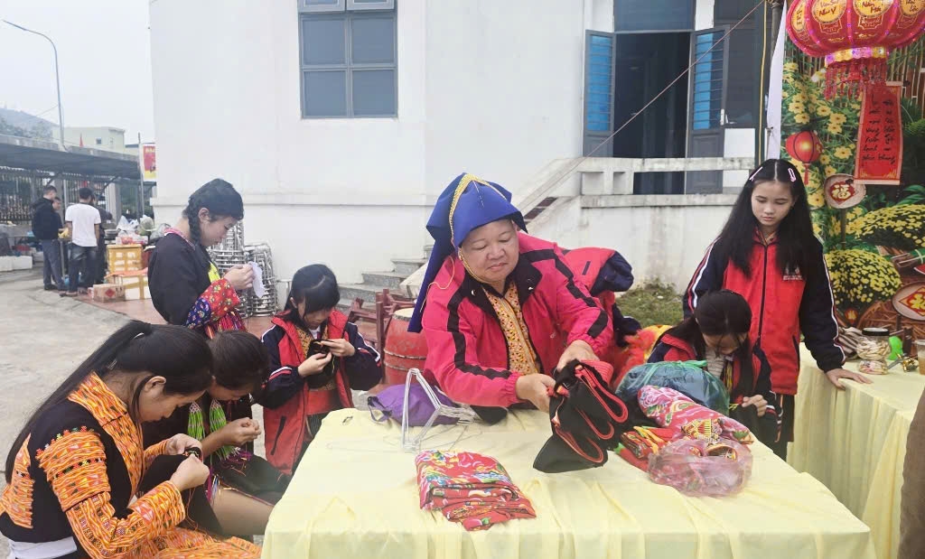 Nhiều học sinh thích thú với bàn cho tập thêu trang phục truyền thống