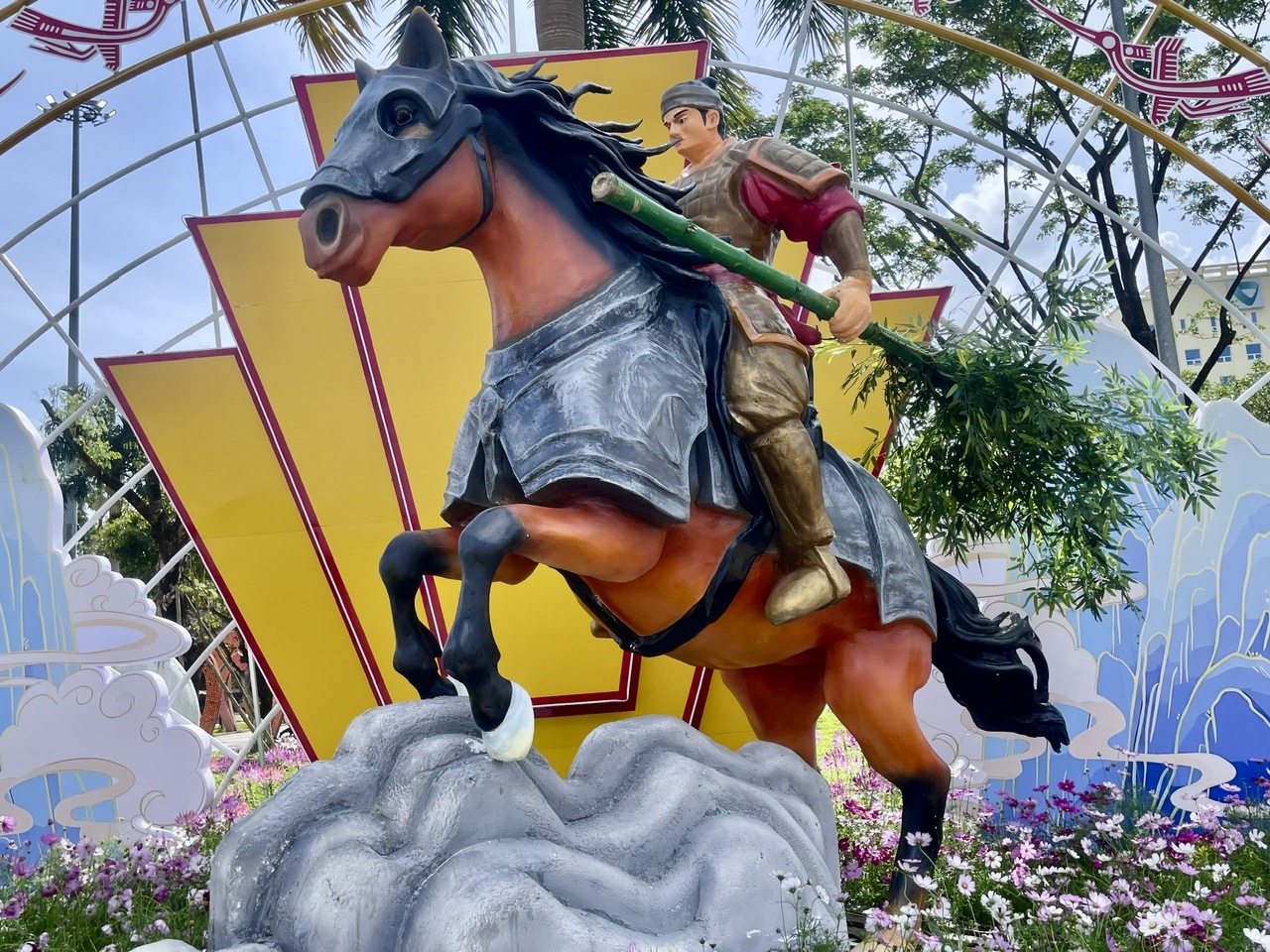 Ngoài ra tại khu vực này còn có trang trí hình tượng Thánh Gióng. (Ảnh HT)