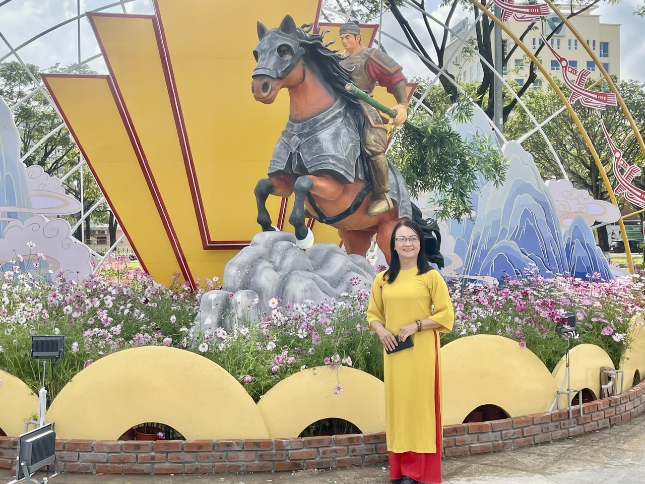 Du khách check-in sớm với không gian Xuân ở Quảng trường 24-3. (Ảnh HT)