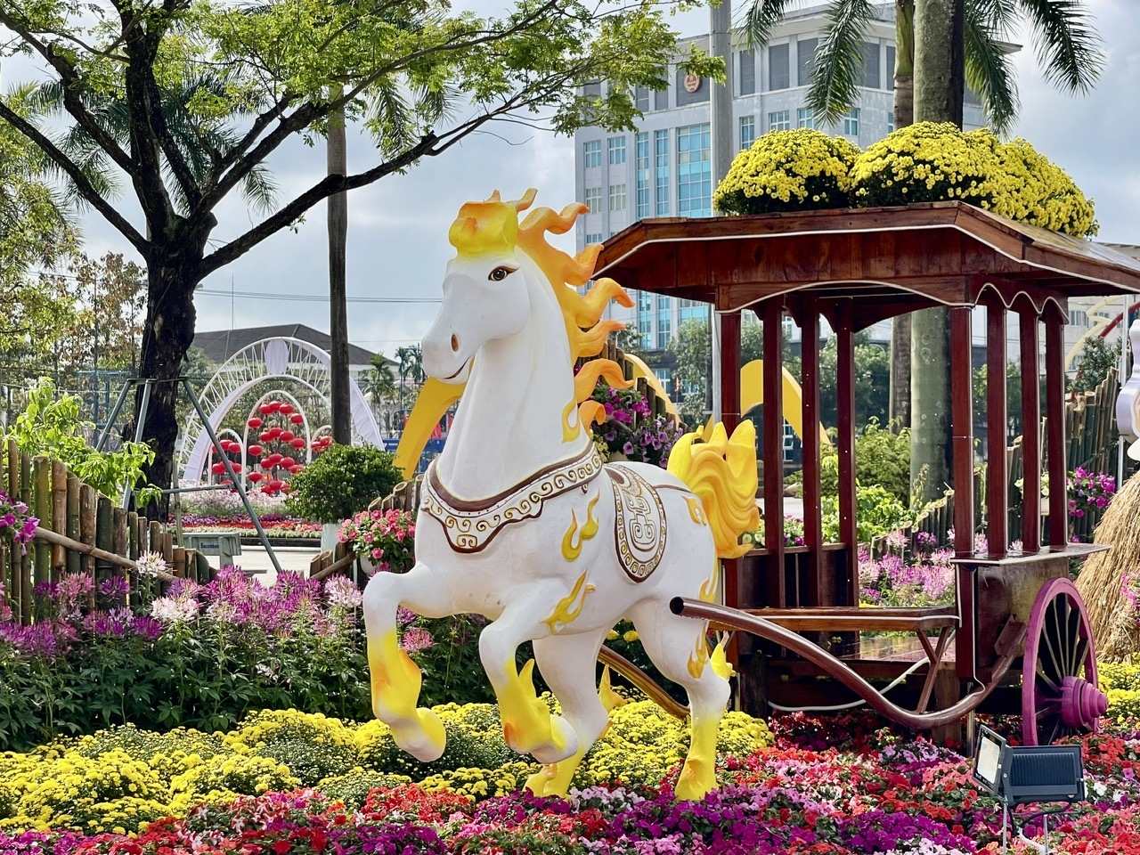 Bên cạnh linh vật, kh vực này còn trang trí hoa tươi. (Ảnh HT)