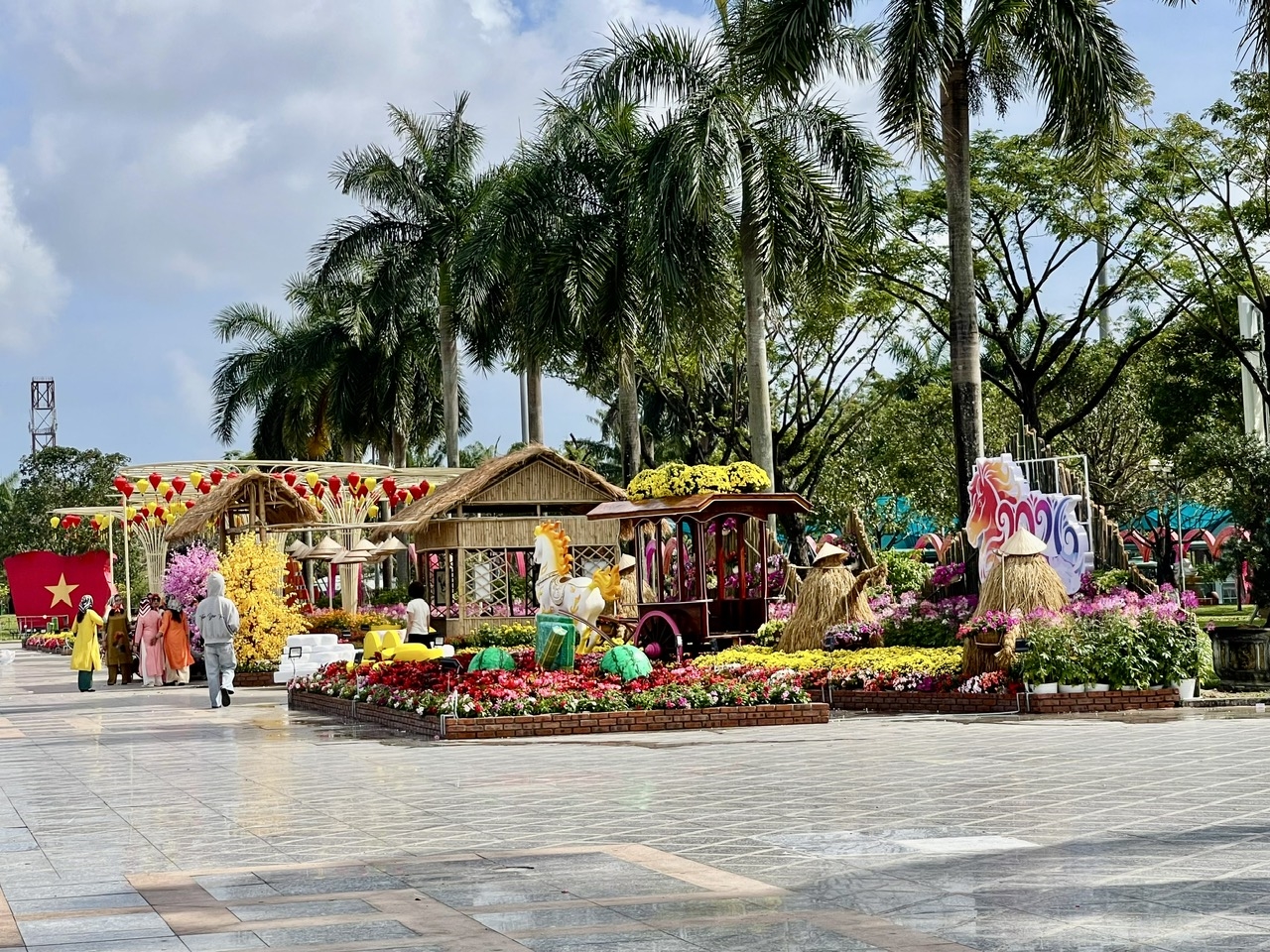 Quảng trường được trang trí nhiều mô hình đẹp, thu hút du khách đến tham quan, chụp ảnh sớm. (Ảnh HT)