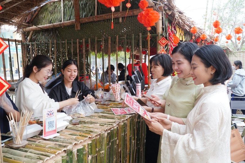 Những gian hàng Xuân do học sinh tổ chức