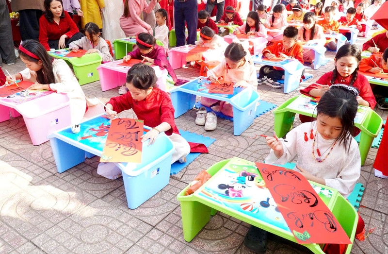 Thi viết thư pháp tại trường tiểu học Thu Thủy, phường Cửa Lò