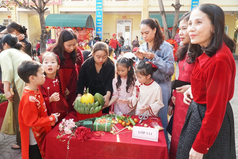 Học sinh cùng tham gia trang trí mâm ngũ quả ngày Tết