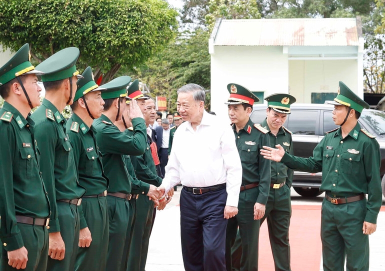 Tổng Bí thư Tô Lâm thăm, chúc Tết cán bộ, chiến sĩ đồn biên phòng EA H’Leo - Ảnh: TTXVN