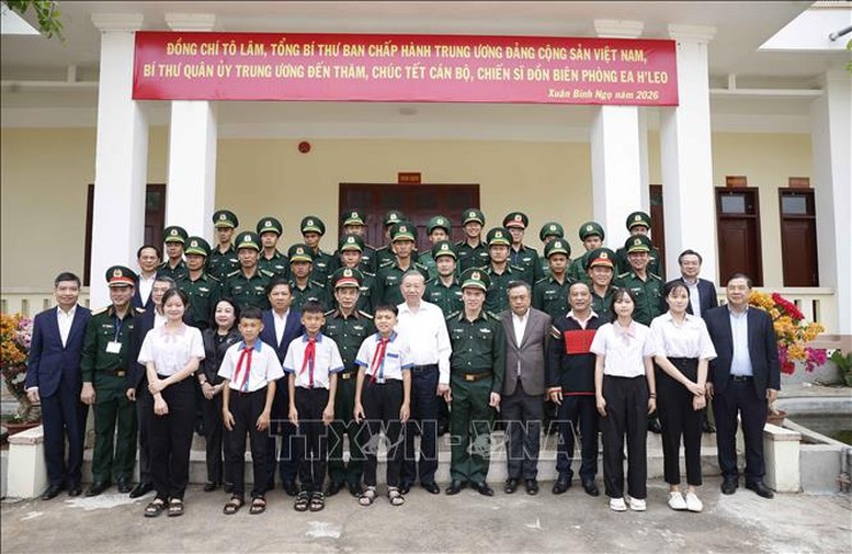 Tổng Bí thư Tô Lâm và cán bộ, chiến sĩ biên phòng EA H’Leo, tỉnh Đắk Lắk - Ảnh: TTXVN