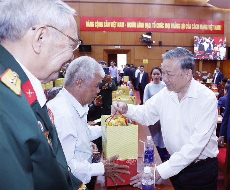 Tổng Bí thư Tô Lâm tặng quà cho người có công - Ảnh: TTXVN