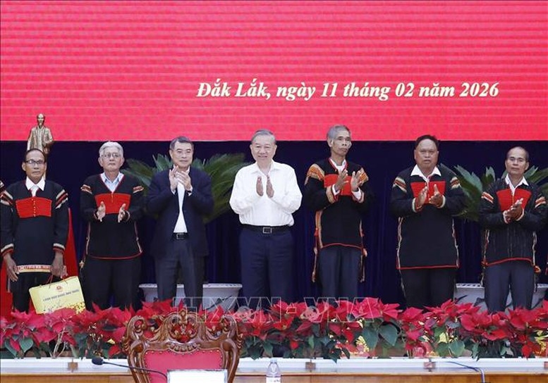 Tổng Bí thư Tô Lâm tặng quà cho các già làng, trưởng buôn tiêu biểu - Ảnh: TTXVN