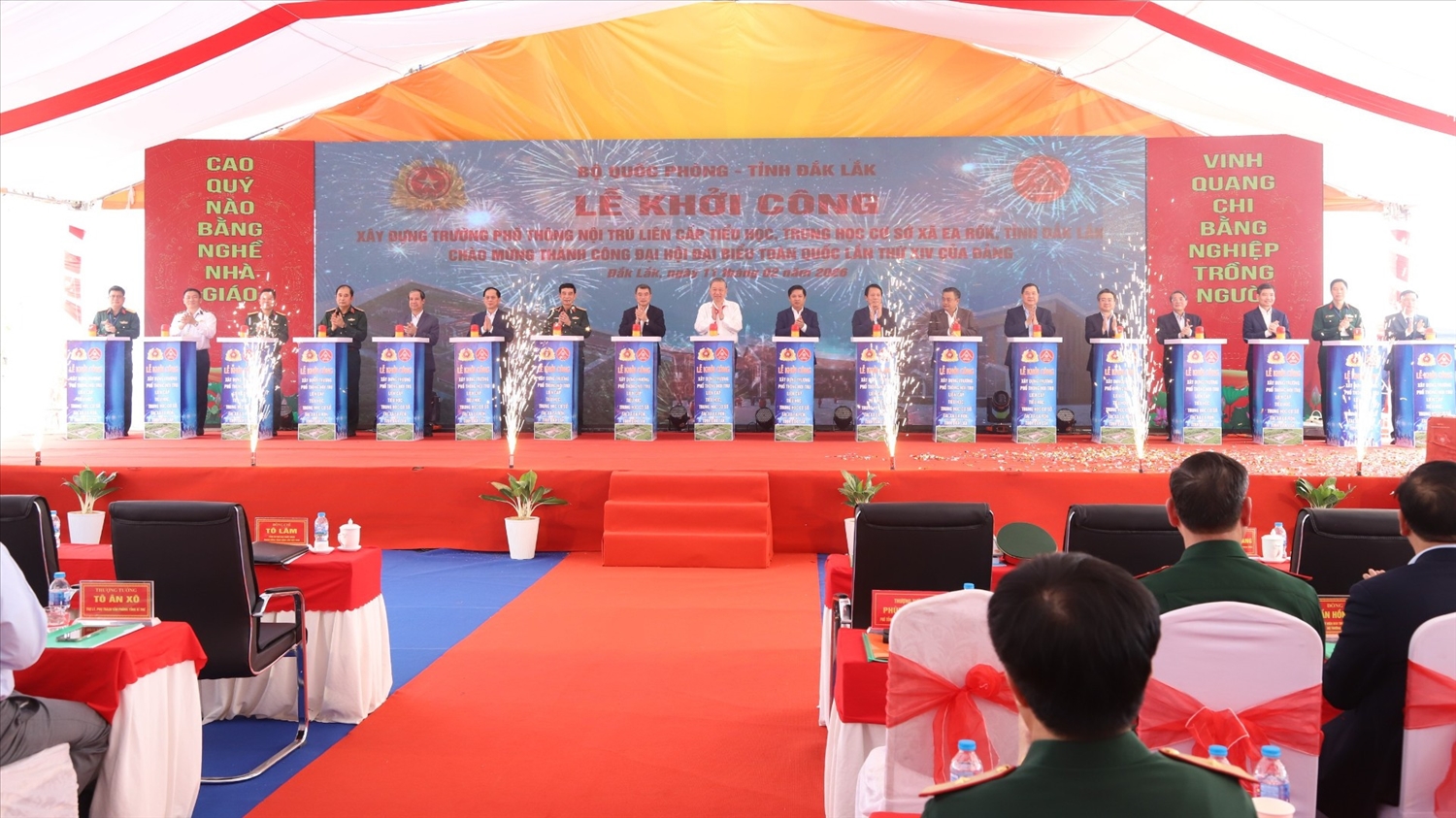 Tổng Bí thư Tô Lâm và các đại biểu phát lệnh khởi công xây dựng Trường Phổ thông nội trú liên cấp Tiểu học, Trung học cơ sở xã Ea Rốk (tỉnh Đắk Lắk) - Ảnh: TTXVN