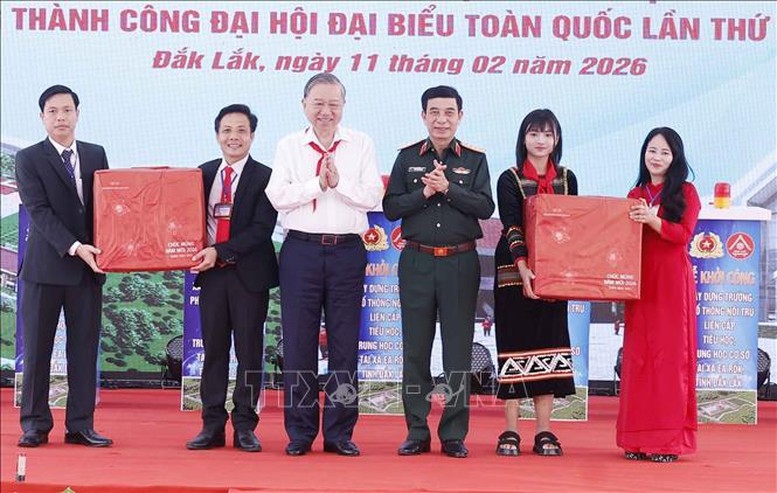 Tổng Bí thư Tô Lâm tặng quà cho xã Ea Rốk và nhà trường - Ảnh: TXVN