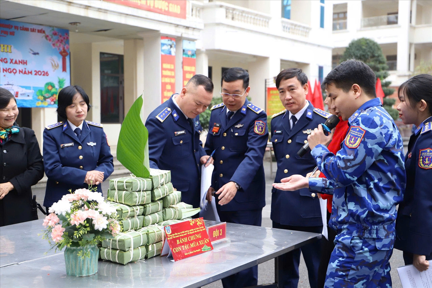 Thành viên đội thi thuyết trình về sản phẩm của Đội với Ban Giám khảo