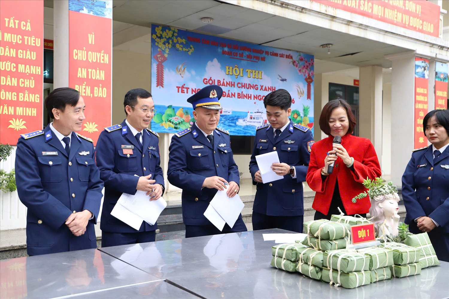 (TIN HẬU XIN NGOẠI GIAO - ĐÃ BT) Rộn ràng Hội thi gói bánh chưng xanh của Cảnh sát biển 4