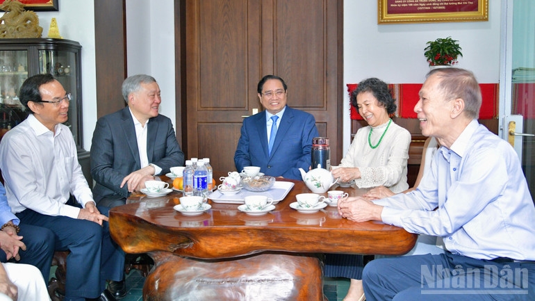 Thủ tướng Chính phủ Phạm Minh Chính ân cần thăm hỏi, chúc Tết thân nhân gia đình cố Đại tướng, Bộ trưởng Nội vụ Mai Chí Thọ. (Ảnh: THANH GIANG)