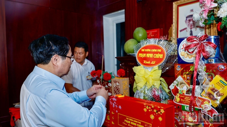 Thủ tướng Chính phủ Phạm Minh Chính dâng hương tưởng nhớ cố Trưởng ban Nội chính Trung ương Trần Quốc Hương. (Ảnh: THANH GIANG) 