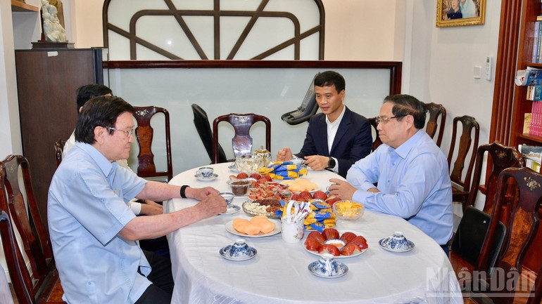 Thủ tướng Chính phủ Phạm Minh Chính thăm, chúc Tết nguyên Chủ tịch nước Trương Tấn Sang. (Ảnh: THANH GIANG) 