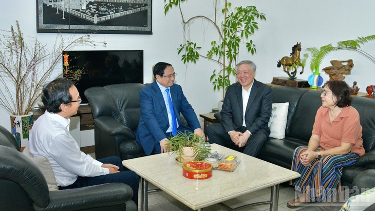Thủ tướng Phạm Minh Chính ân cần thăm hỏi, chúc Tết thân nhân gia đình cố Tổng Bí thư Nguyễn Văn Linh. (Ảnh: THANH GIANG)