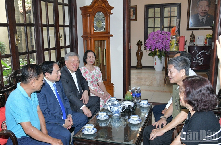 Thủ tướng Phạm Minh Chính ân cần thăm hỏi, chúc Tết thân nhân cố Chủ tịch Hội đồng Bộ trưởng Phạm Hùng. (Ảnh: THANH GIANG)