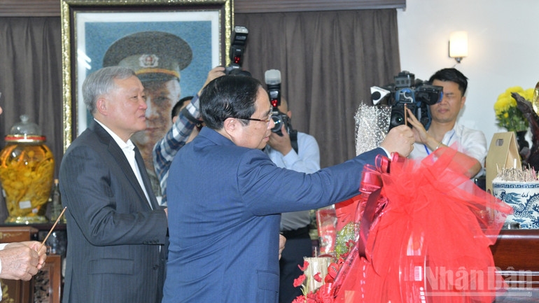 Thủ tướng Chính phủ Phạm Minh Chính dâng hương tưởng nhớ cố Đại tướng, Bộ trưởng Nội vụ Mai Chí Thọ. (Ảnh: THANH GIANG)