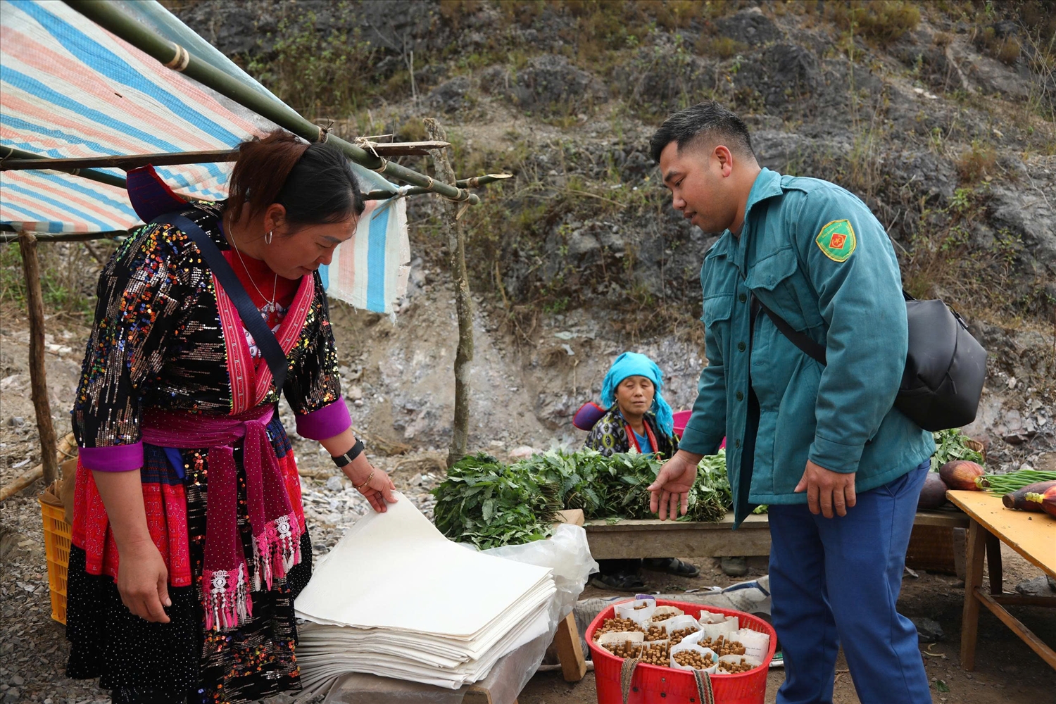 Chợ phiên Tủa Thàng được tổ chức định kỳ vào ngày Dần và ngày Thân theo âm lịch
