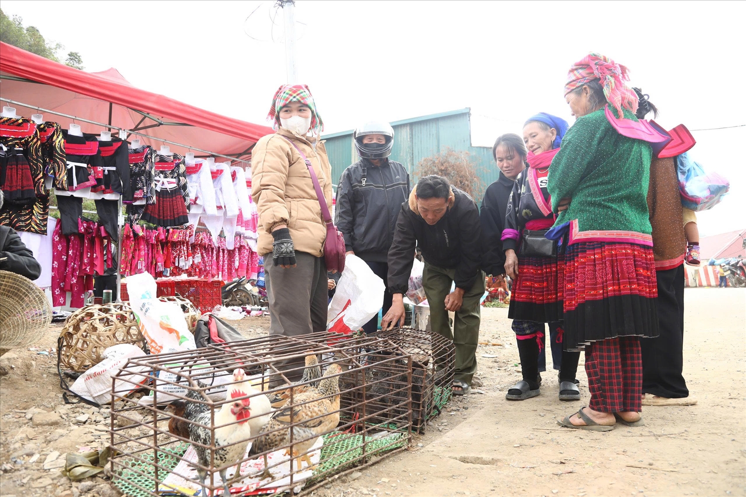 Bà con tìm mua thịt lợn, gà, nếp nương, đậu xanh, lá dong… để chuẩn bị cho mâm cỗ ngày xuân