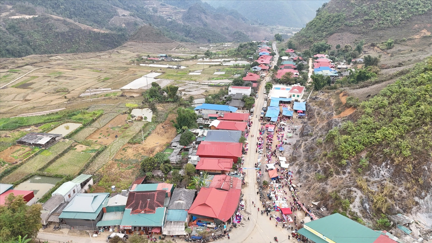 Toàn cảnh chợ phiên Tủa Thàng ngày giáp Tết