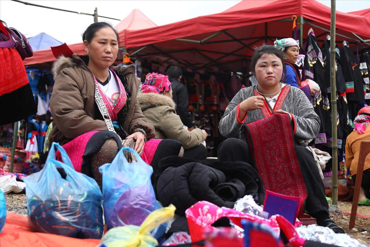 Hơn 200 gian hàng lớn nhỏ được bày bán đa dạng tại chợ phiên Tủa Thàng