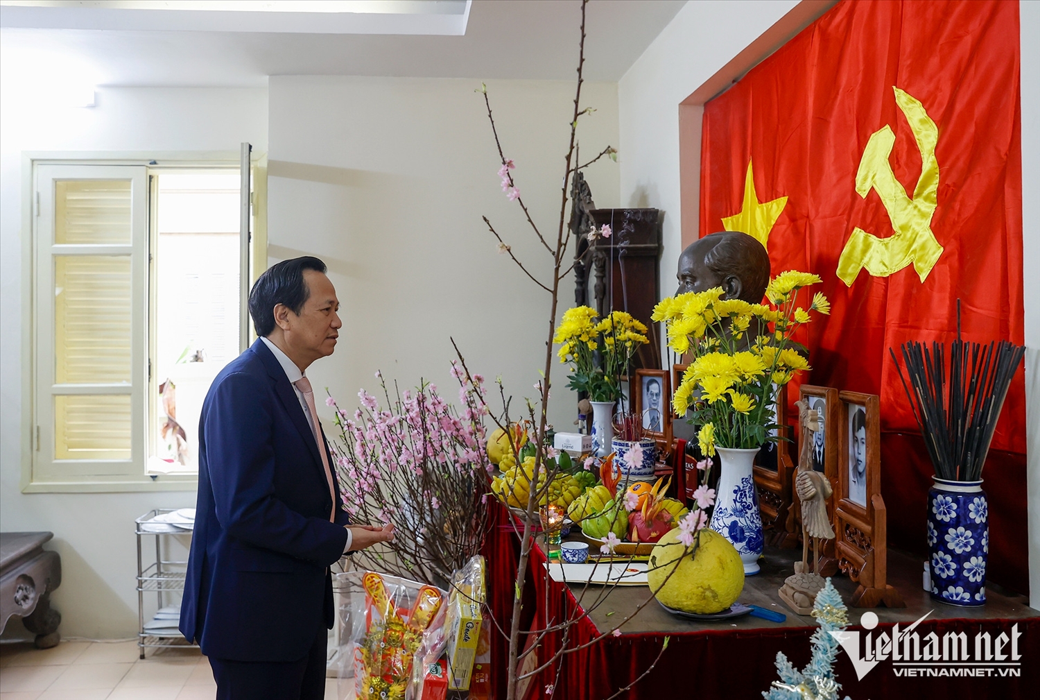 Bộ trưởng Bộ Dân tộc và Tôn giáo Đào Ngọc Dung thắp hương, tưởng nhớ cố Chủ tịch đoàn Chủ tịch Ủy ban Trung ương MTTQ Việt Nam Hoàng Quốc Việt