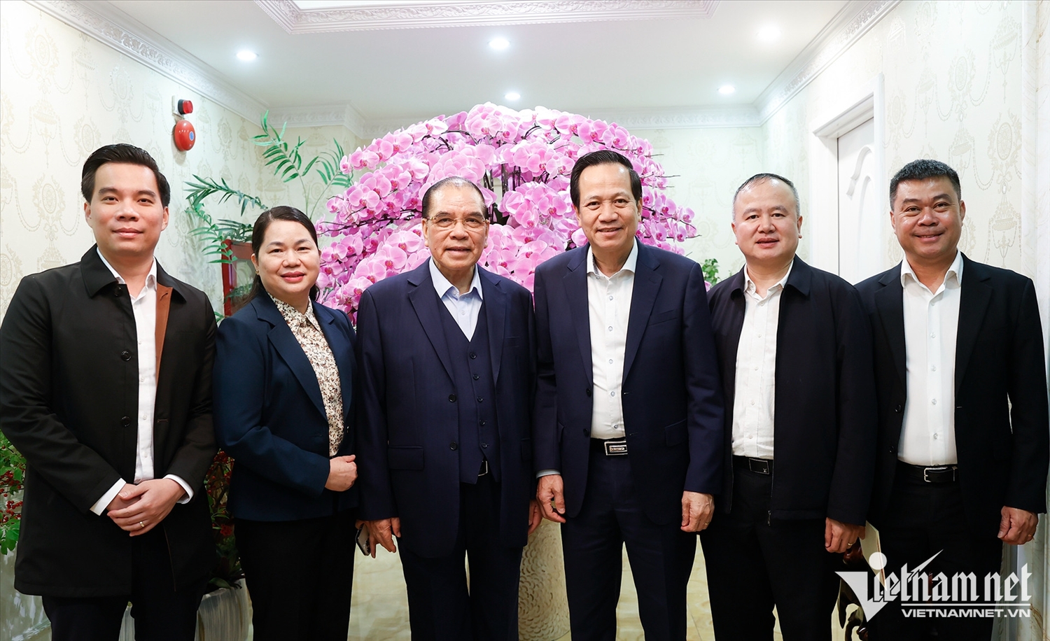 Nguyên Tổng Bí thư Nông Đức Mạnh chụp ảnh cùng Bộ trưởng Bộ Dân tộc và Tôn giáo Đào Ngọc Dung và đoàn