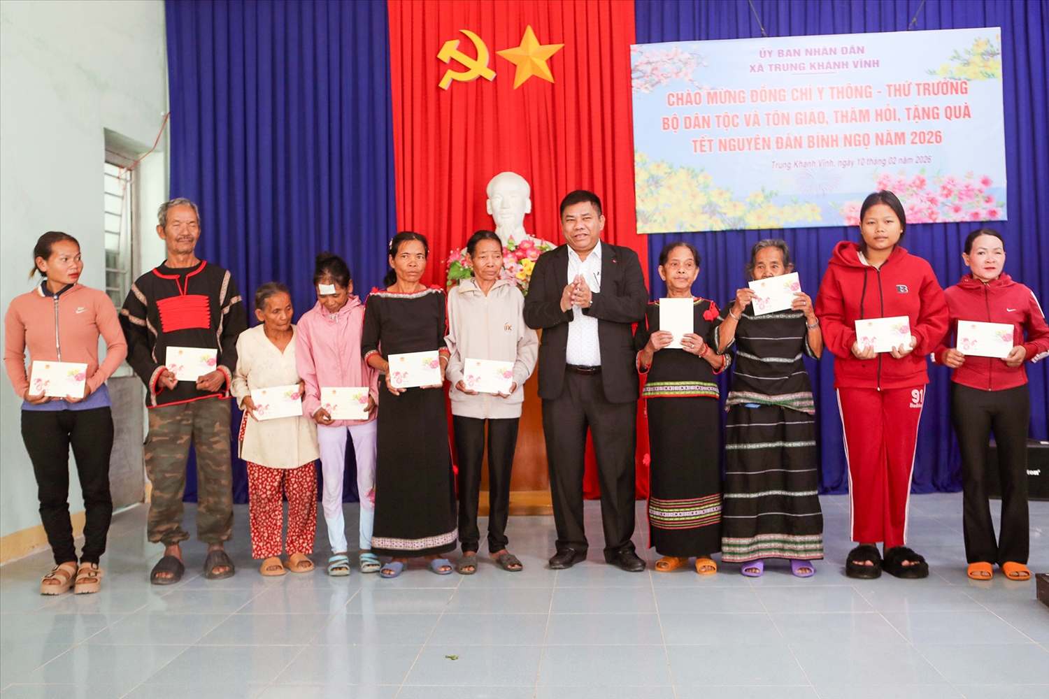 Thứ trưởng Y Thông tặng quà cho đồng bào dân tộc thiểu số ở Khánh Hòa. Ảnh: Xuân Ngọc