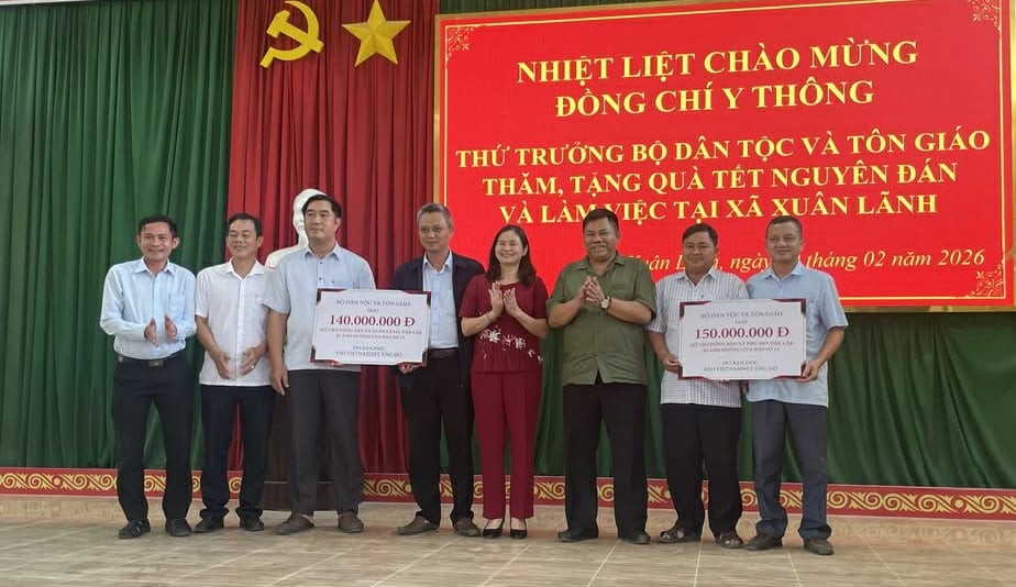 Đoàn công tác của Bộ Dân tộc và Tôn giáo do Thứ trưởng Y Thông làm Trưởng đoàn đã đến thăm, động viên và chia sẻ khó khăn với người dân hai xã Xuân Lãnh và Phú Mỡ 