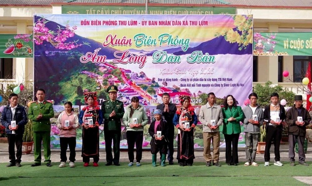 BĐBP Lai Châu trao tặng quà cho các hộ nghèo, gia đình chính sách tại bản Gò Khà, xã Thu Lũm trong khuôn khổ Chương trình Xuân Biên phòng - ấm lòng dân bản (Ảnh: Minh Khôi)