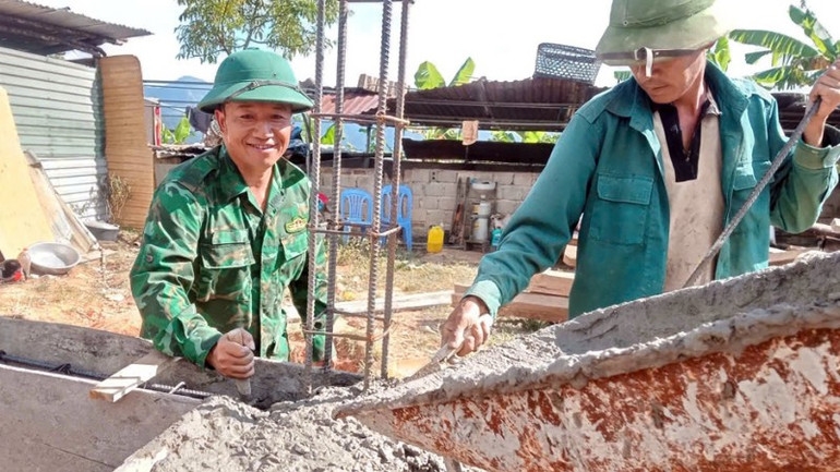 Cán bộ, chiến sĩ Đồn Biên phòng Thu Lũm giúp dân xóa nhà tạm, giúp bà con biên giới có mái ấm kiên cố (Ảnh MH)