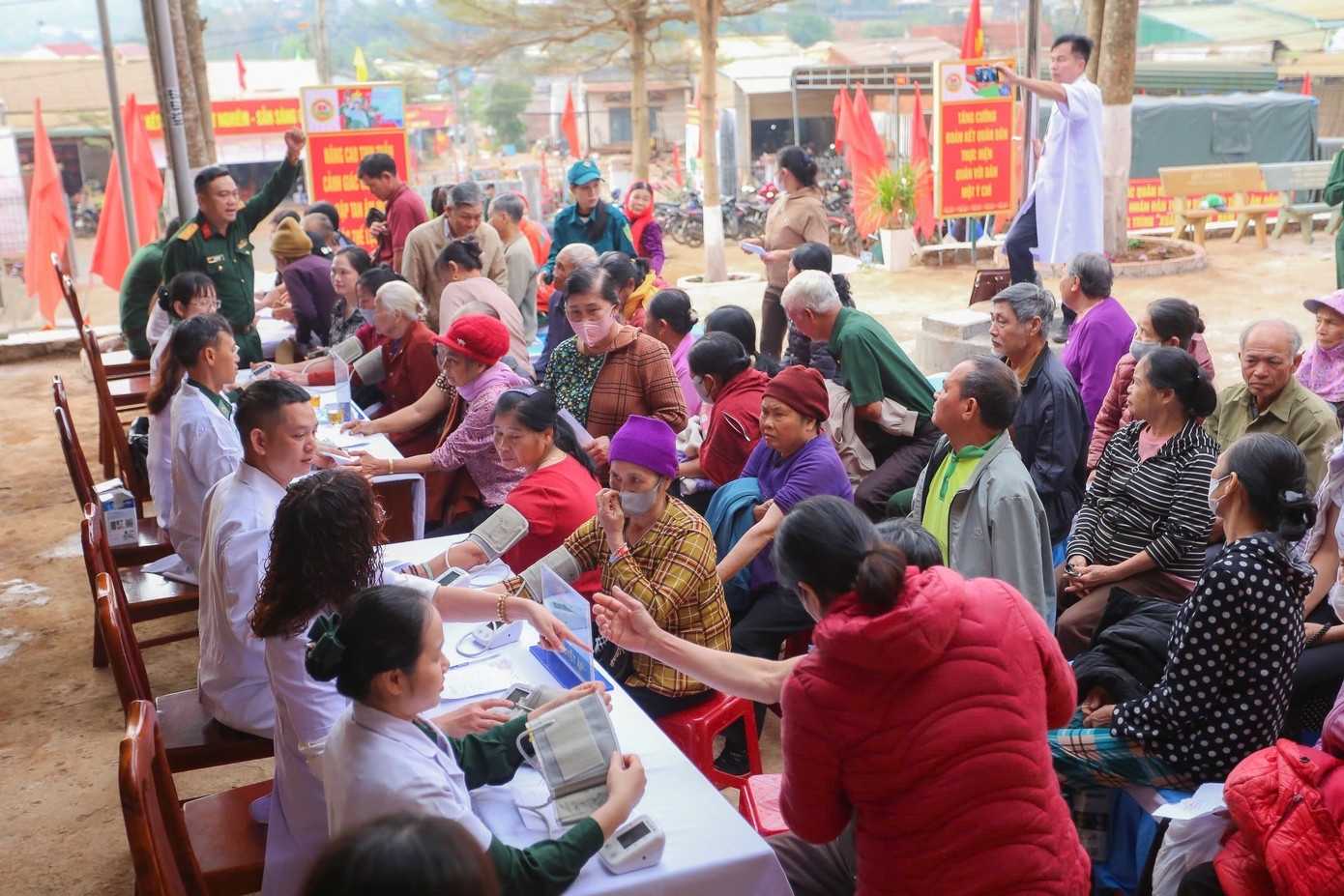 Tại chương trình Xuân Chiến sĩ do Quân khu 7 phối hợp với tỉnh Lâm Đồng tổ chức, hàng ngàn phần quà Tết đã được trao tận tay người dân, cán bộ, chiến sĩ vùng biên Lâm Đồng, góp phần lan tỏa nghĩa tình quân - dân. Trong khuôn khổ chương trình, cán bộ, chiến sĩ lực lượng vũ trang còn thực hiện khám bệnh, cấp phát thuốc miễn phí cho Nhân dân (Ảnh Thái Lâm)
