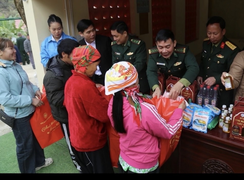 Chương trình Chợ Tết nhân ái - Gian hàng 0 đồng tại Đồn Biên phòng Ba Son, tỉnh Lạng Sơn (Ảnh VOV)