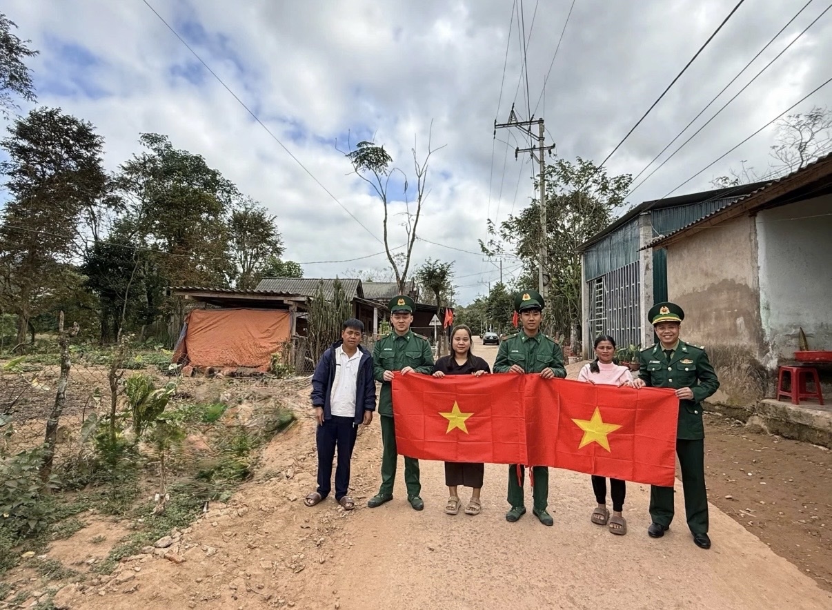 Cán bộ, chiến sĩ Đồn Biên phòng Cửa khẩu quốc tế La Lay, Bộ đội Biên phòng Quảng Trị đến tận nhà tặng cờ Tổ quốc cho bà con treo đón Tết. Những lá cờ đỏ thắm tung bay không chỉ là biểu tượng thiêng liêng của Tổ quốc, mà còn thể hiện sự gắn bó, đồng hành của lực lượng Bộ độ Biên phòng với Nhân dân trong mỗi độ Xuân về (Ảnh TL).