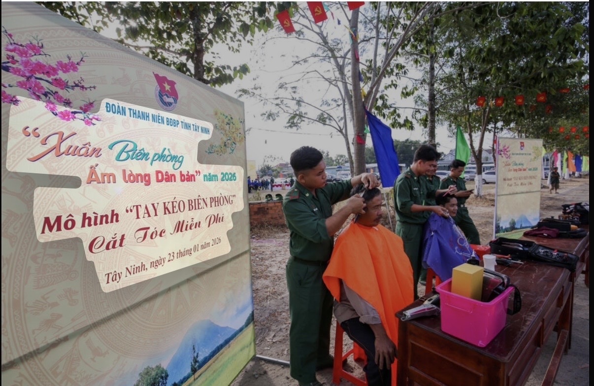 Bộ đội Biên phòng Tây Ninh cắt tóc miễn phí cho người dân (Ảnh: TTXVN)