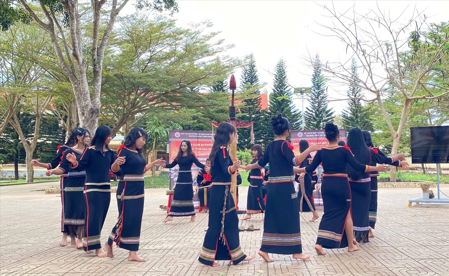 Các em học sinh Trường THPT số 1 Nguyễn Trãi múa xoang mừng lúa mới của người Ê Đê