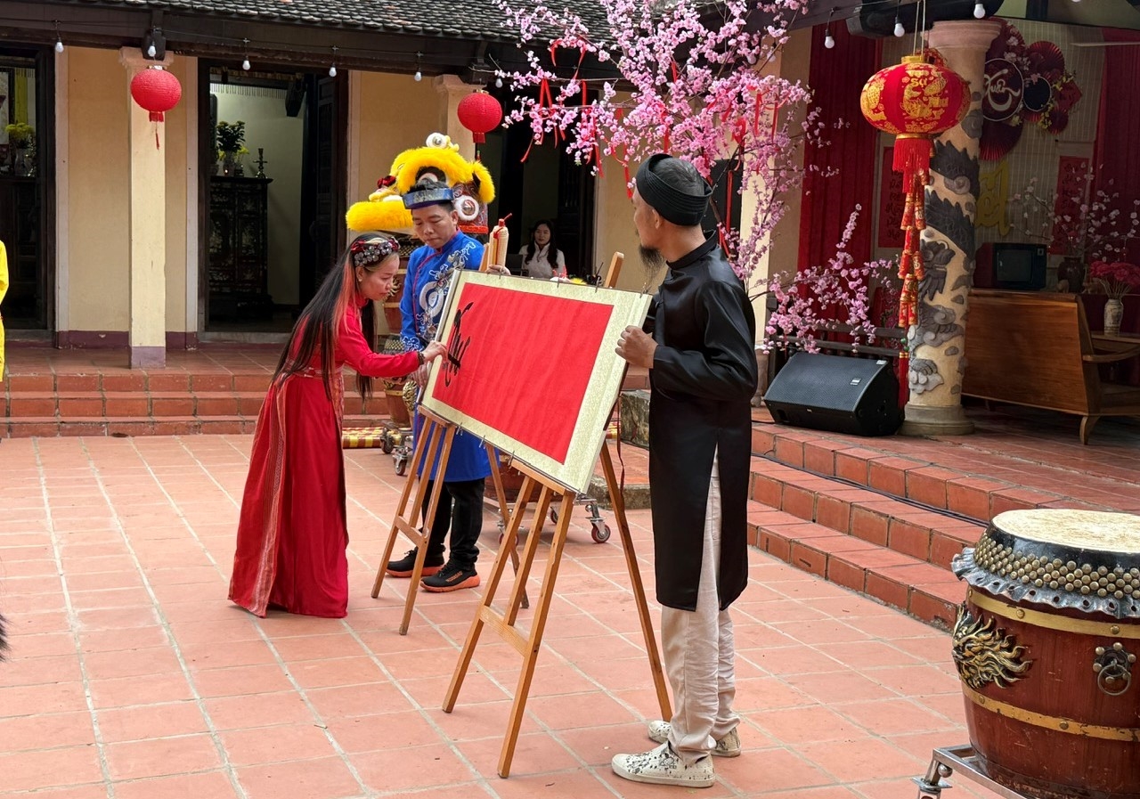 Hoạt động viết thư pháp đầu năm mở đầu chuỗi hoạt đồng chào Xuân Bính Ngọ tại Đình Lạc Giao