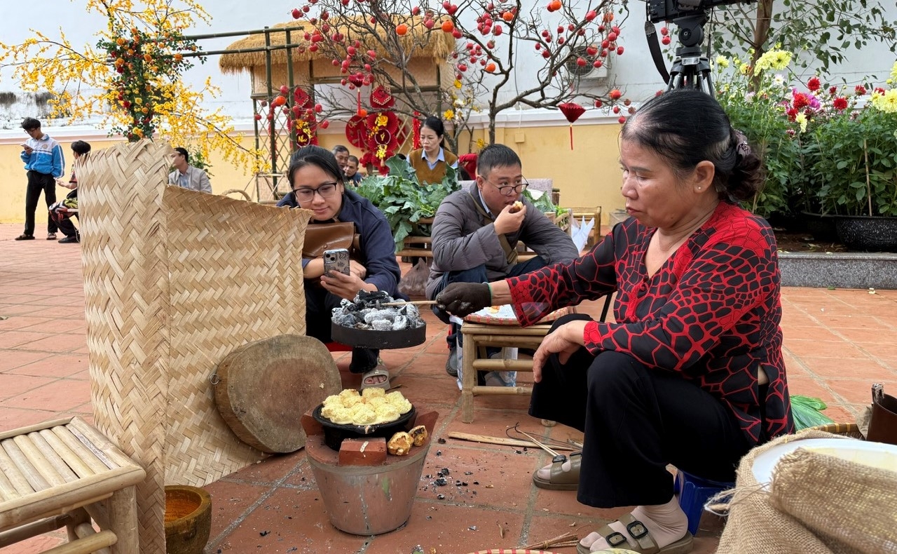 Em kg tin: Rộn ràng sắc Xuân trong ngôi đình trăm tuổi 10