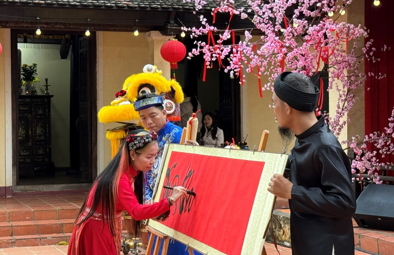 Em kg tin: Rộn ràng sắc Xuân trong ngôi đình trăm tuổi 1