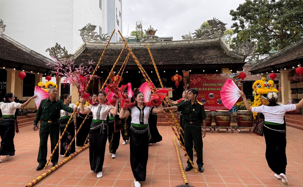 Em kg tin: Rộn ràng sắc Xuân trong ngôi đình trăm tuổi 7