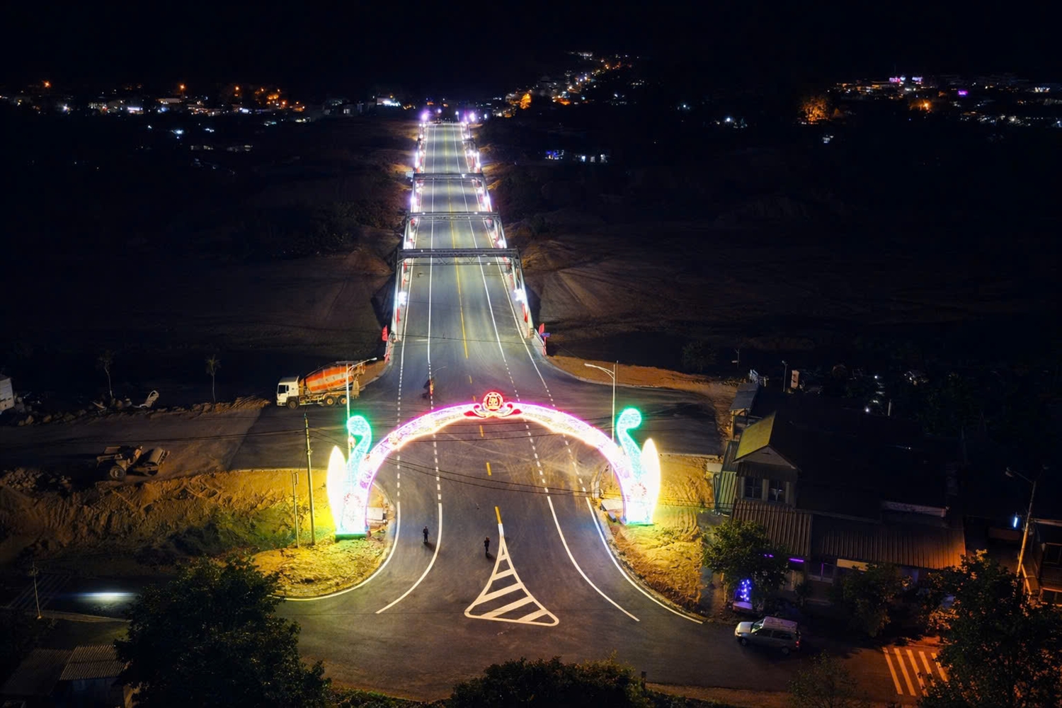 Cầu 16/5 được trang trí đèn Led và hệ thống điện chiếu sáng, góp phần tạo mỹ quan cho trung tâm xã vùng cao Đăk Pék