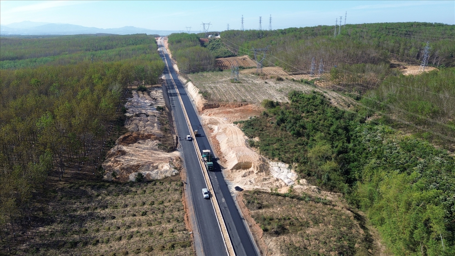 Các đơn vị thi công đang tổ chức thảm nhựa đường trục chính phía Tây thành phố Kon Tum, tỉnh Kon Tum (cũ) để đảm bảo cho Nhân dân đi lại thuận lợi trong dịp Tết. (Ảnh: Ngọc Chí)