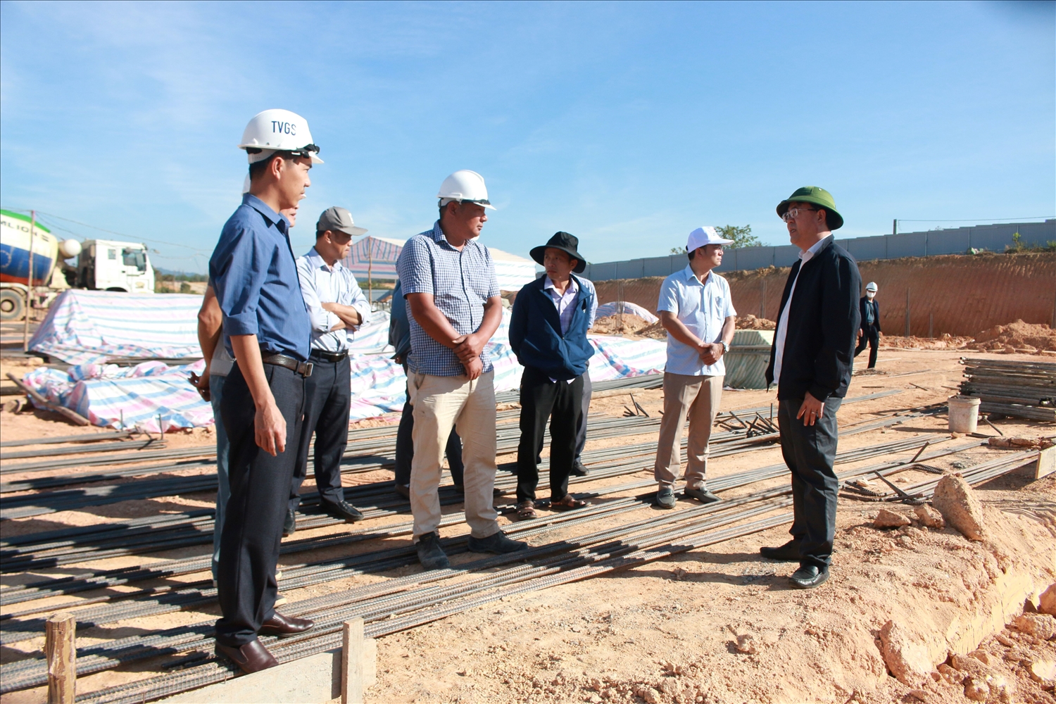 Chủ đầu tư kiểm tra và tháo gỡ những khó khăn, vướng mắc tại công trình Trường Phổ thông nội trú liên cấp TH – THCS xã Mô Rai. (Ảnh: Ngọc Chí)