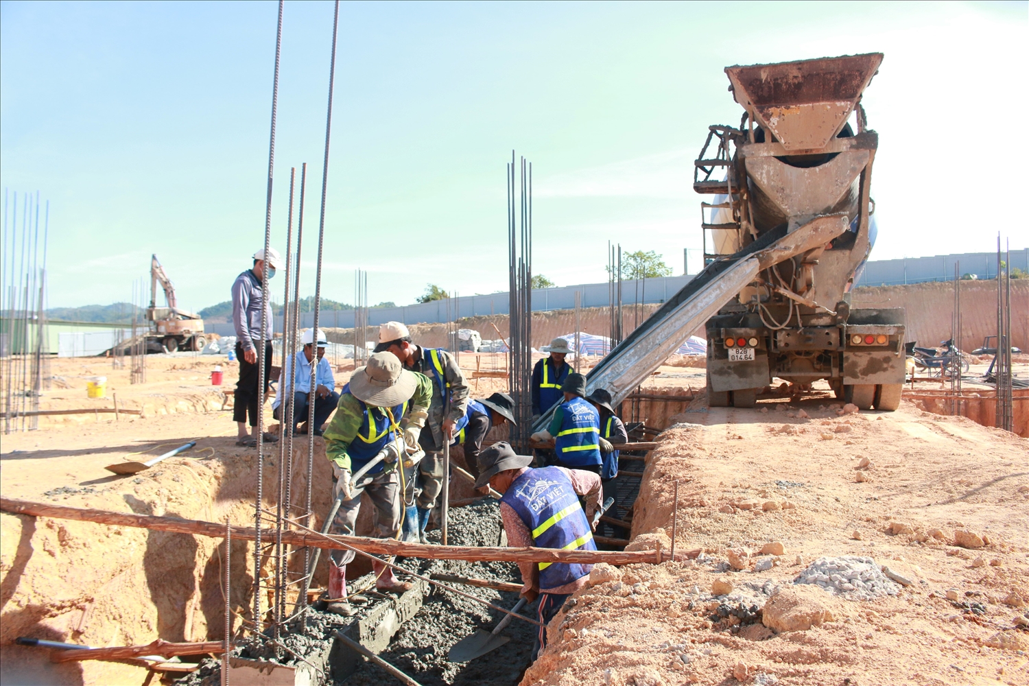 Đơn vị thi công bố trí 35 công nhân làm việc xuyên Tết tại công trình Trường phổ thông nội trú liên cấp TH – THCS xã Mô Rai. (Ảnh: Ngọc Chí)