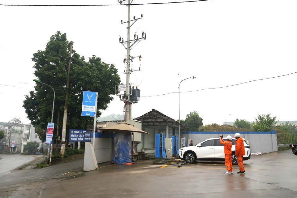 Điện lực Lào Cai tăng cường kiểm tra lưới điện, không để sự cố xảy ra (ảnh Trọng Bảo)