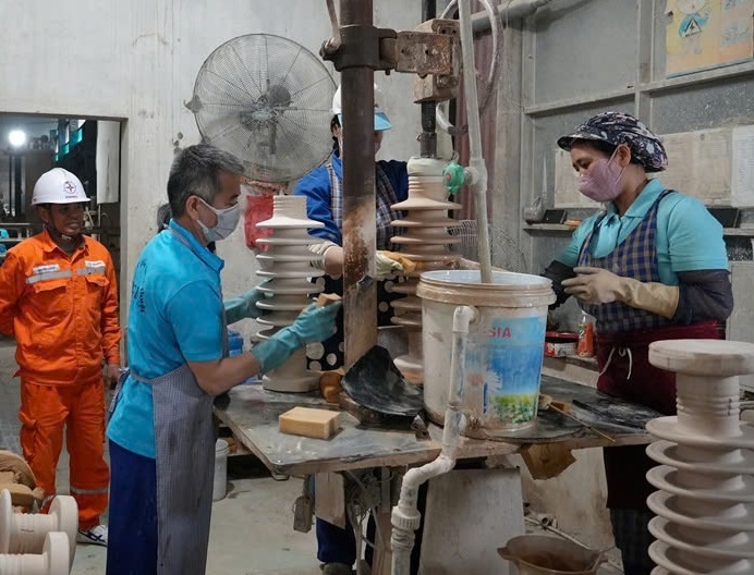 Công ty Cổ phần Sứ kỹ thuật Hoàng Liên Sơn là một trong những doanh nghiệp có sản lượng tiêu thụ điện lớn (ảnh Trọng Bảo)