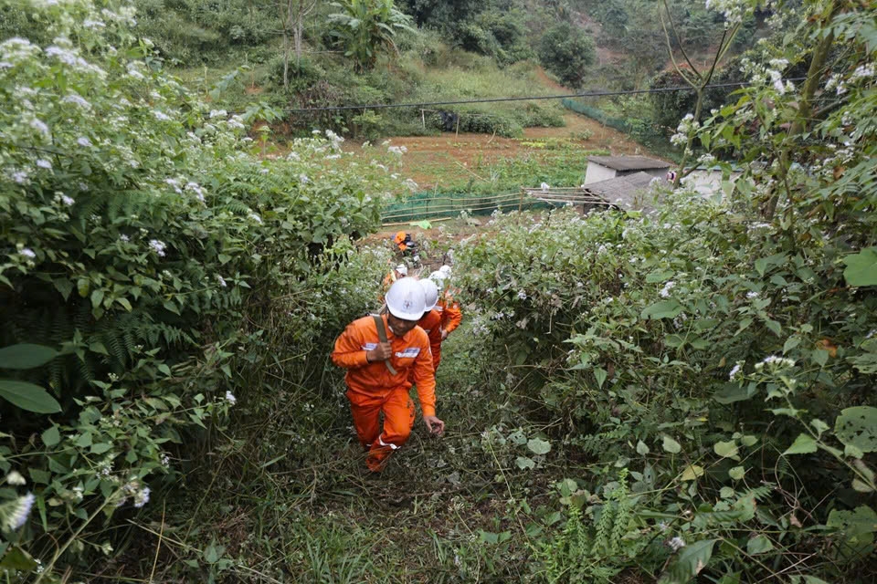 Kiểm tra lưới điện tại khu vực vùng sâu, vùng xa (ảnh Trọng Bảo)