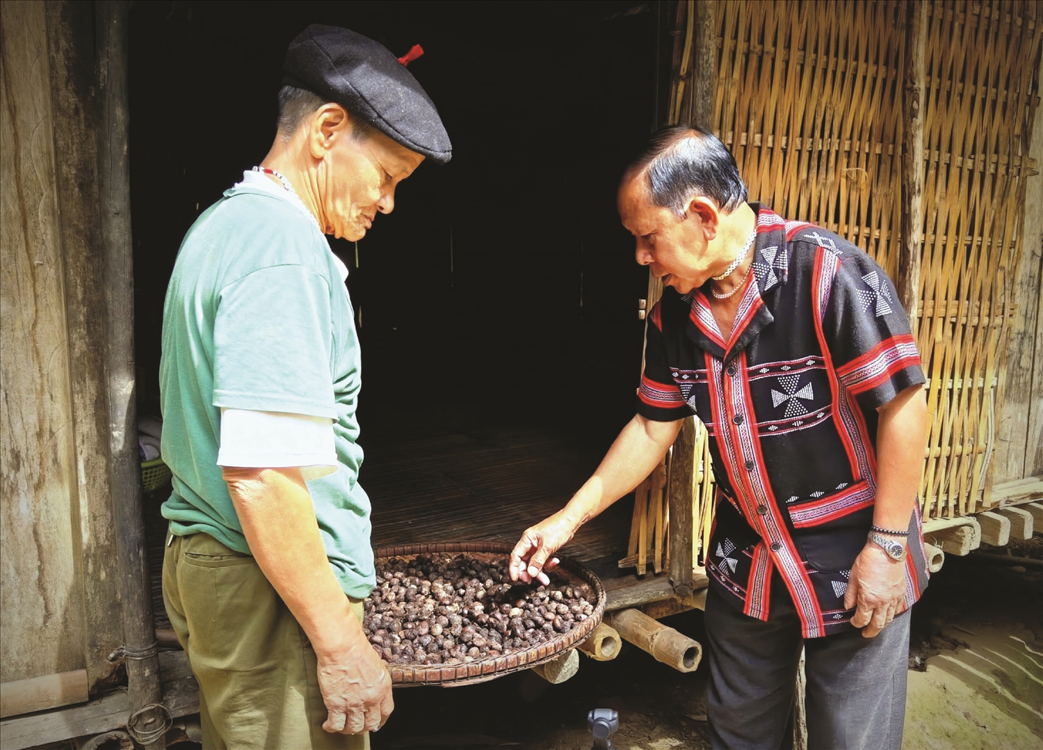 Già B’ríu Thiện (bên phải) hướng dẫn bà con trồng và chế biến các loại nông sản để nâng cao thu nhập