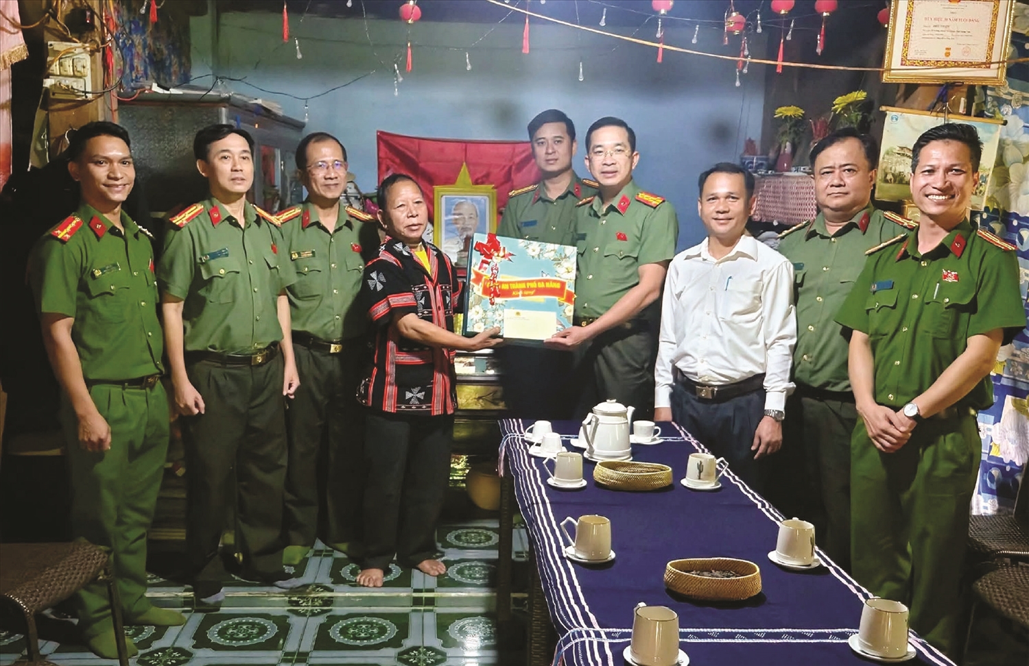 Công an TP. Đà Nẵng thăm, tặng quà cho già làng B'ríu Thiện vì những đóng góp trong giữ gìn an ninh trật tự